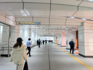 新宿駅地下道・動く歩道