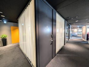 ワークスタイリング新宿三井ビルディング　会議室　プライバシーカーテンCLOSE