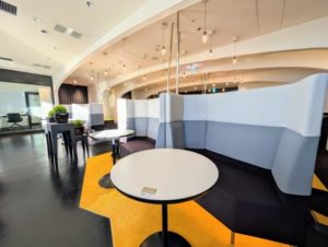 ワークスタイリング新宿三井ビルディング　オープンスペース　打ち合わせ、web会議可能な席