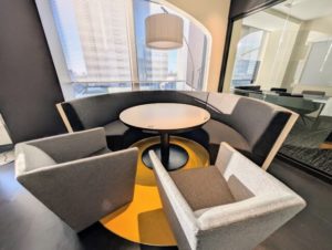 ワークスタイリング新宿三井ビルディング　オープンスペース　打ち合わせ、web会議可能な席