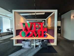 ワークスタイリング新宿三井ビルディング　オープンスペース　LOVEを参考にしたオブジェ