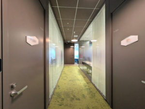 ワークスタイリング汐留シティセンター FLEXレンタルオフィス すりガラス・プライバシーカーテン