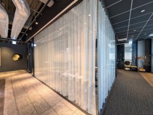 ワークスタイリング東京ミッドタウン日比谷　会議室 プライバシーカーテンCLOSE