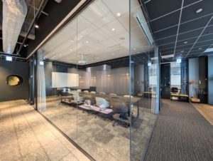 ワークスタイリング東京ミッドタウン日比谷 会議室 プライバシーカーテンOPEN