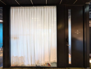 ワークスタイリング東京ミッドタウン(六本木)　会議室ミーティングフィールドのセキュリティ　プライバシーカーテン