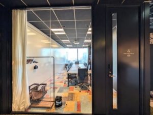 ワークスタイリング東京ミッドタウン(六本木)　会議室ミーティングフィールドのセキュリティ　プライバシーカーテン