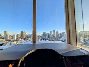 ワークスタイリング東京ミッドタウン(六本木)　オープンスペース　リラックスエリア　エッグチェアからの眺望