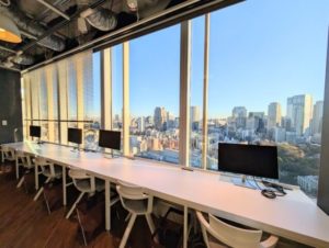 ワークスタイリング東京ミッドタウン(六本木)　オープンスペース　開放的な気分でのソロワーク　テーブル席