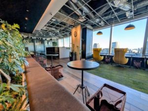 ワークスタイリング東京ミッドタウン(六本木) オープンスペース 開放的な気分でのソロワーク 丸テーブル