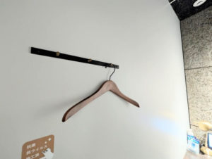 ワークスタイリング東京ミッドタウン(六本木)　一人用個室 パーソナルフィールド　ハンガー