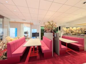 ワークスタイリング東京ミッドタウン八重洲 シェアオフィス(share)のオープンスペース ファミレス風ソファ席