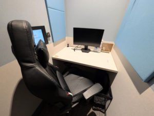 ワークスタイリング東京ミッドタウン八重洲 個室(パーソナルフィールド)ゲーミングチェア導入の一人用完全個室内