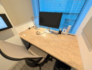 ワークスタイリング東京ミッドタウン八重洲 完全個室(パーソナルフィールド)窓付き デスクまわり