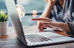 パソコンに指を指す人